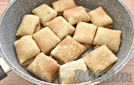 Готовые блины перед подачей можно обжарить с двух сторон на смазанной маслом сковороде до румяности (или прогреть в духовке).