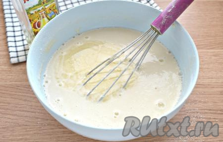 Тесто для выпечки блинов должно получиться однородным, в меру жидким (то есть тесто не должно быть жидким, как вода, но и не должно быть густым). Именно из такого достаточно жидкого теста и получатся тоненькие блинчики. В тесто сразу вливаем растительное масло, перемешиваем. Даём тесту постоять минут 10.