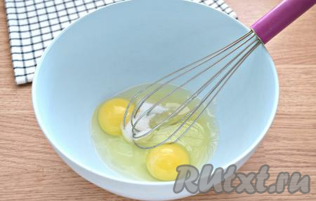 Теперь замесим блинное тесто, для этого в миску разбиваем сырые яйца, всыпаем к ним сахар и соль.