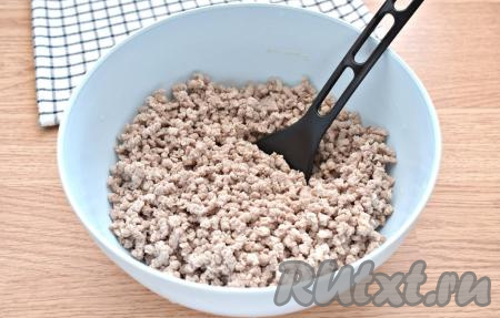 Пока блины остывают, займёмся мясной начинкой для фарширования. Отваренную свинину прокручиваем через мясорубку, перекладываем в объёмную миску.