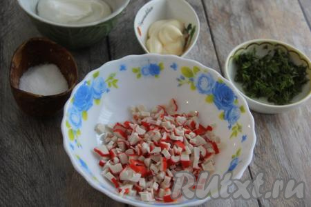 Укроп и крабовые палочки нарезать мелко ножом.