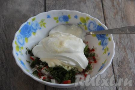 Сюда же добавить сметану, майонез и соль.