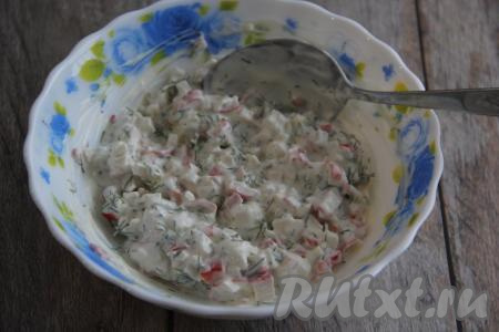 Хорошо перемешать крабовый соус и, по желанию, поставить в холодильник минут на 10-15 (я поставила на час).