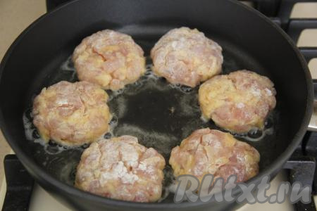 Сформированные котлеты выкладывать на сковороду, хорошо прогретую с растительным маслом.