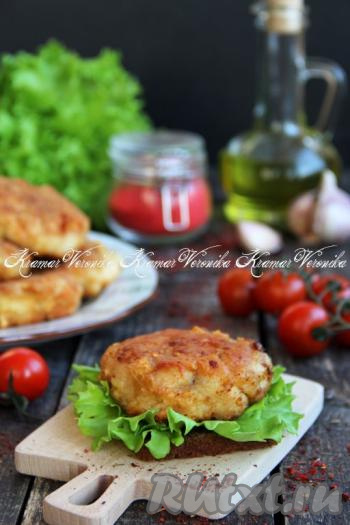 Подать котлетки в горячем виде, дополнив гарниром по вкусу (например, рисом, макаронами или картофелем).