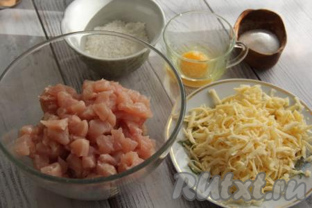 Куриное филе нарезать на мелкие кусочки. Сыр натереть на тёрке.