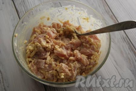 Перемешать курино-сырную массу ложкой.&nbsp;