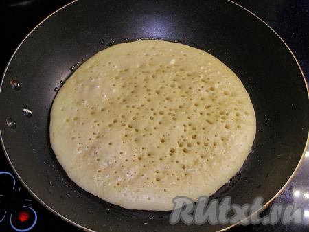 Тесто должно слегка запечься сверху и покрыться пузырьками.