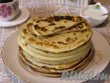 Ароматные, очень вкусные, пышные, толстые блины, замешанные на кефире без добавления дрожжей, подаём к столу в тёплом виде, дополнив мёдом, сметанкой, вареньем или сгущёнкой.