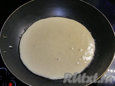 В сковородку наливаем, примерно, 1 чайную ложку подсолнечного масла и разогреваем на сильном огне.  Наливаем в разогретое масло 1 половник теста. Уменьшаем огонь до среднего, накрываем сковородку крышкой и жарим блин, примерно, 2-3 минуты.&nbsp;Перед выпечкой каждого блина тесто следует перемешивать.