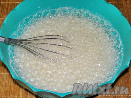 Тесто немного увеличится в объёме и покроется пузырьками.