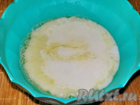 Вливаем в миску кефир и ещё раз хорошо перемешиваем (до однородного состояния).
