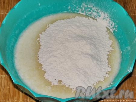 Постепенно добавляем в тесто просеянную муку и взбиваем венчиком.