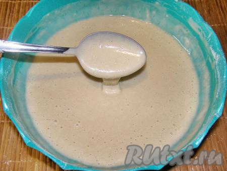 Блинное тесто должно получиться достаточно густым, вязким и по консистенции похожим на сгущённое молоко. Оставляем тесто минут на 10-15 при комнатной температуре, чтобы оно "отдохнуло".