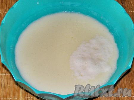 Кладём в тесто соду, размешиваем.