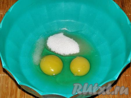 Все продукты для приготовления блинов желательно заранее достать из холодильника, чтобы они согрелись до комнатной температуры. Если времени мало, можно слегка разогреть кефир на медленном огне на плите, а яйца помыть тёплой водой. В глубокую миску разбиваем яйца, добавляем соль, 2 столовые ложки сахара и хорошо перемешиваем венчиком (или миксером), чтобы сахар растворился. Если вы любите блины послаще, можно добавить 3-4 столовых ложки сахара.