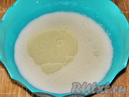 Добавляем в миску 3 столовые ложки подсолнечного масла без запаха и снова перемешиваем.