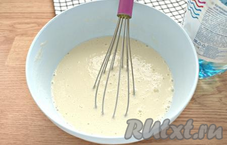 В густое блинное тесто вливаем оставшуюся часть минеральной воды. Хорошо перемешиваем венчиком. Тесто получается без комочков, однородным по консистенции.