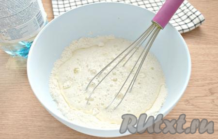 В получившуюся мучную смесь вливаем 175 миллилитров минеральной воды. Обратите внимание, что минералка должна быть комнатной температуры и обязательно газированная.