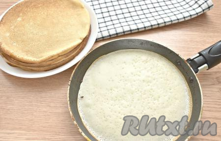 Поверхность сковороды для выпечки блинов смазываем только один раз маслом и хорошо раскаляем. Зачёрпываем блинное тесто половником и выливаем его в центр горячей сковороды. Распределяем тесто по поверхности и жарим с одной стороны, примерно, 50 секунд на огне чуть выше среднего, чтобы тесто успело схватиться. Блин переворачиваем и жарим ещё, примерно, 40 секунд (до румяности), затем аккуратно перекладываем на тарелку. Постепенно жарим все блинчики. Желательно после выпечки каждого блина тесто в миске перемешивать, чтобы оно не застаивалось.