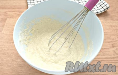 Перемешиваем хорошо содержимое миски, получается вязкое блинное тесто.
