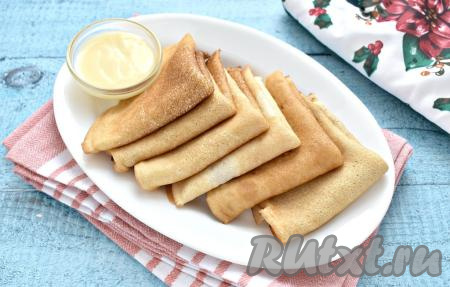 Вот такие тонкие, очень вкусные постные блины, замешанные на минералке, получились у меня, я их сложила треугольничками и подала к столу.