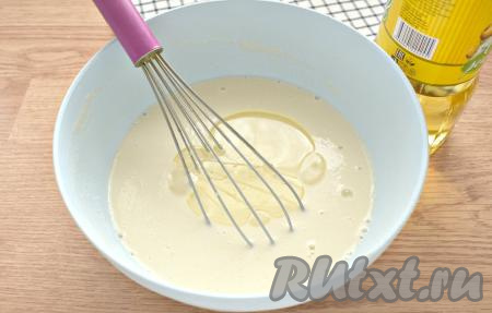 В блинное тесто сразу вливаем растительное масло.