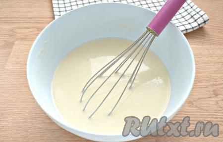 Ещё раз тесто для блинов перемешиваем. Оставляем его при комнатной температуре минут на 10. Тесто получается в меру жидким.