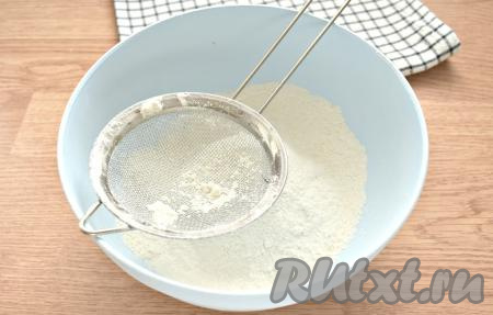 В глубокую миску просеиваем 150 грамм пшеничной муки.