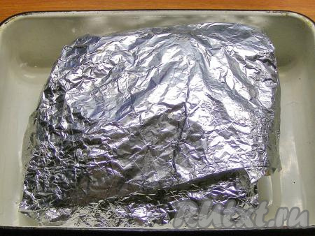 По истечении времени достаём мясо из холодильника, перекладываем его в форму для запекания или (на противень) и ставим в заранее разогретую до 180-200 градусов духовку, примерно, на час. Время запекания зависит от величины куска мяса - чем больше кусок, тем дольше он должен готовиться.