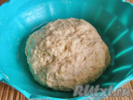 Тесто получается слегка влажным и мягким, для того чтобы оно не заветрилось, накрываем его пищевой плёнкой (или прикрываем полотенцем) и ставим минут на 45-60 в тёплое место.