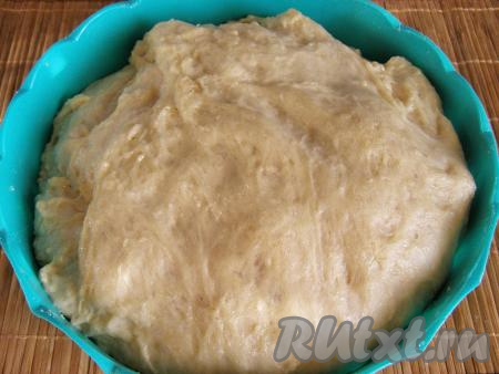 За это время тесто сильно увеличится в объёме, будет очень мягким и воздушным.