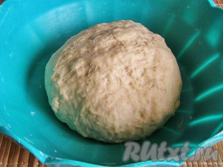 Муки может потребоваться немного меньше или больше того количества, которое указано в рецепте, ориентируйтесь на консистенцию теста. Хорошо вымешиваем тесто. Оно должно получиться достаточно плотным, не прилипать к рукам.