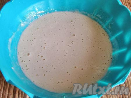 Через 15-20 минут опара немного увеличится в объёме, на её поверхности появятся пузырьки. Кладём в опару соль, яйцо и оставшийся сахар, ещё раз хорошо перемешиваем.