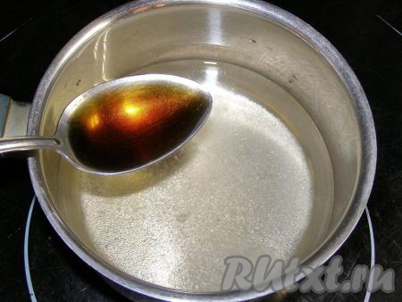 Пока выпечка остывает, приготовим ромовую пропитку, для этого в&nbsp; воду кладём сахар и перемешиваем, пока сахар не растворится. Добавляем ром и ещё раз перемешиваем. Если вам не нравится присутствие алкоголя в выпечке, то смесь сахара, воды и рома можно довести до кипения и сразу снять с огня. Алкоголь испарится, а аромат рома останется. Также можно использовать ароматизатор "Ром".