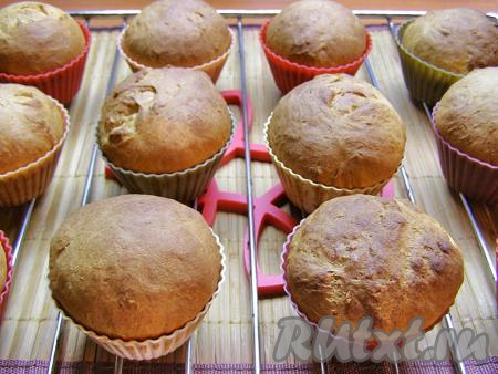 Выпекаем в заранее прогретой до 200 градусов духовке минут 20-25. Тесто должно ещё немного подняться и покрыться румяной корочкой.