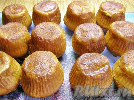 Ставим ромовую бабу на доску (или на тарелку) вверх дном и оставляем полностью остыть и немного высохнуть.