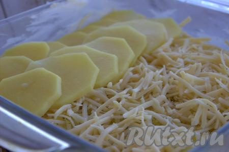 Далее выложить внахлёст оставшиеся кружочки картофеля, сверху равномерно разложить ещё 1/3 часть натёртого сыра.