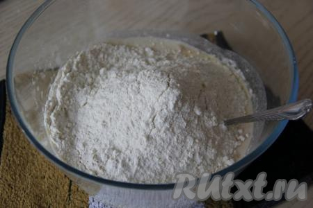 Перемешать массу и начать постепенно всыпать просеянную муку. Сначала, добавляя муку, перемешивать тесто ложкой, затем вымешивать руками в течение 10 минут. Тесто должно получиться мягким, не липнущим, с ним приятно работать. Муки для замешивания теста может понадобиться чуть больше или меньше, поэтому, добавляя муку, нужно ориентироваться именно на консистенцию теста.