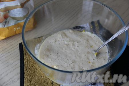 Сливочное масло растопить (удобно это делать в микроволновке), если масло перегрелось, дать ему остыть. Добавить в миску растопленное масло и запузырившуюся опару.