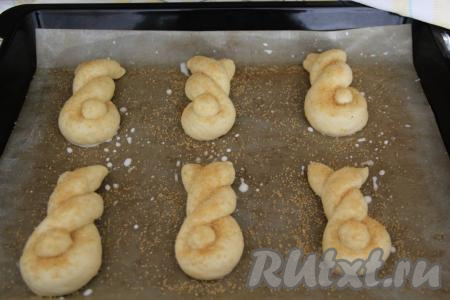 Смазать булочки молоком и присыпать сахаром (я использовала тростниковый сахар).