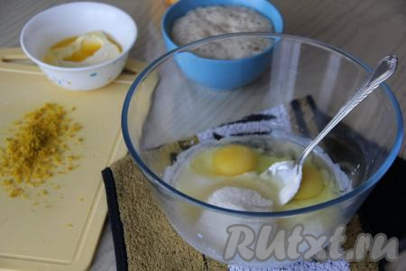 В миску со сметаной всыпать сахар, добавить яйца, перемешать ложкой (или венчиком).