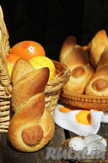 Готовые булочки, достав из духовки, оставить под полотенцем на 10 минут. Такую нежную, воздушную выпечку можно подать не только к пасхальному, но и к повседневному столу.