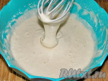 Ориентируясь на консистенцию теста для оладий, постепенно всыпаем оставшуюся просеянную муку, каждый раз хорошо вмешивая её в тесто. Должно получиться достаточно густое тесто, оно будет медленно стекать с венчика. Если тесто получается жидким, можно добавить ещё немного муки. Оставляем тесто при комнатной температуре минут на 15-20.