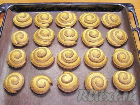 Выпекаем печенье в заранее разогретой до 180 градусов духовке около 15 минут. Печенье должно немного подняться и слегка подрумяниться.