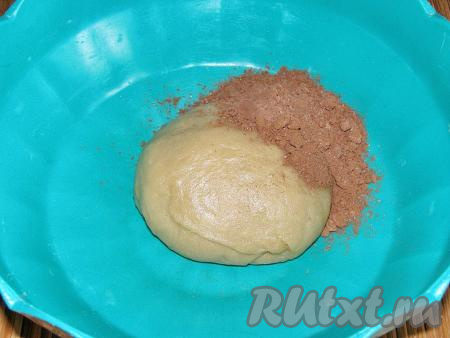 Делим замешанное тесто на две одинаковые части. Одна часть теста у нас останется белой. Во вторую часть теста добавляем какао-порошок.