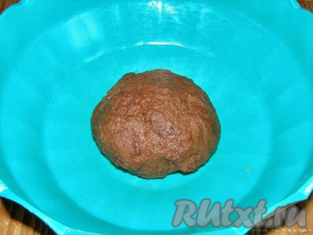 Вмешиваем какао в тесто до получения однородной консистенции и ровного цвета.