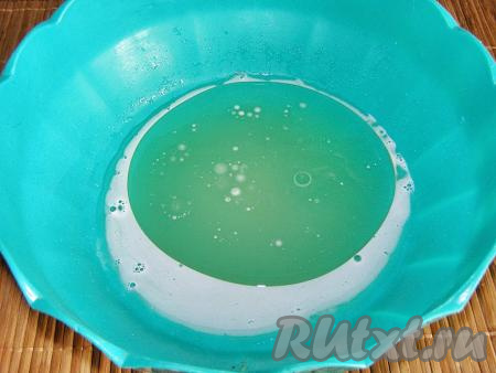 В сыворотку с сахаром вливаем подсолнечное масло без запаха и снова хорошо размешиваем (до однородного состояния).