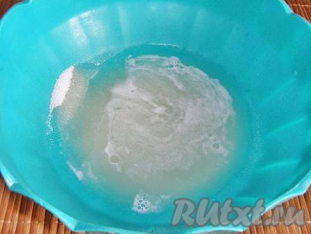Добавляем сахар и щепотку (это, примерно, 1 грамм) ванилина. Вместо ванилина можно добавить 1 чайную ложку ванильного сахара. Ещё раз хорошо размешиваем, чтобы сахар растворился.