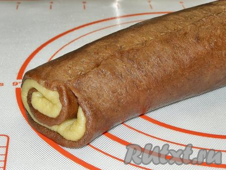 Два пласта теста, сложенные один на другой, скатываем в достаточно плотный рулет, начиная с широкой стороны, и закрепляем край.